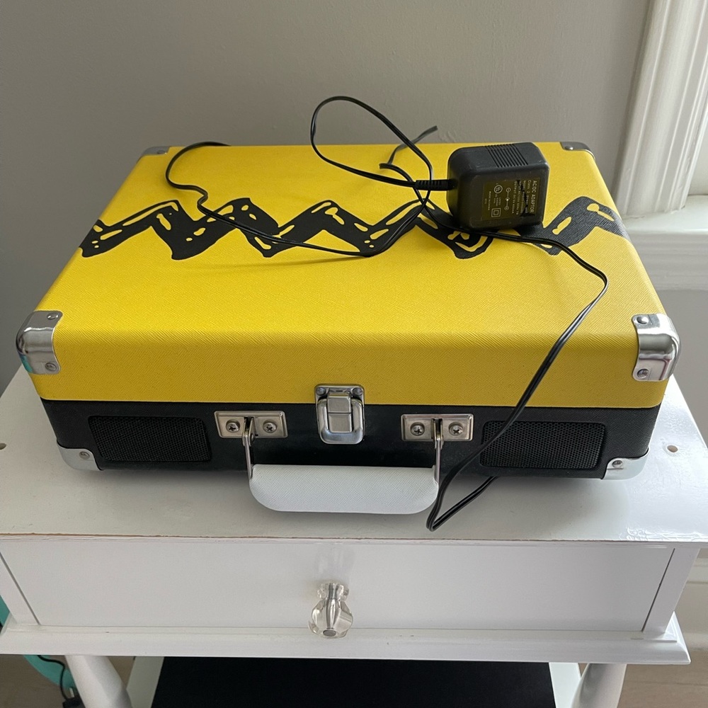 NEW PERFECT CONDITION CROSLEY CHARLIE BROWN THEMED RECORD PLAYER / TURNTABLE